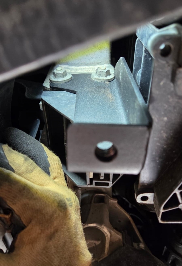 Scut motor BMW Seria 5 E60/E61 cu bară normală 2