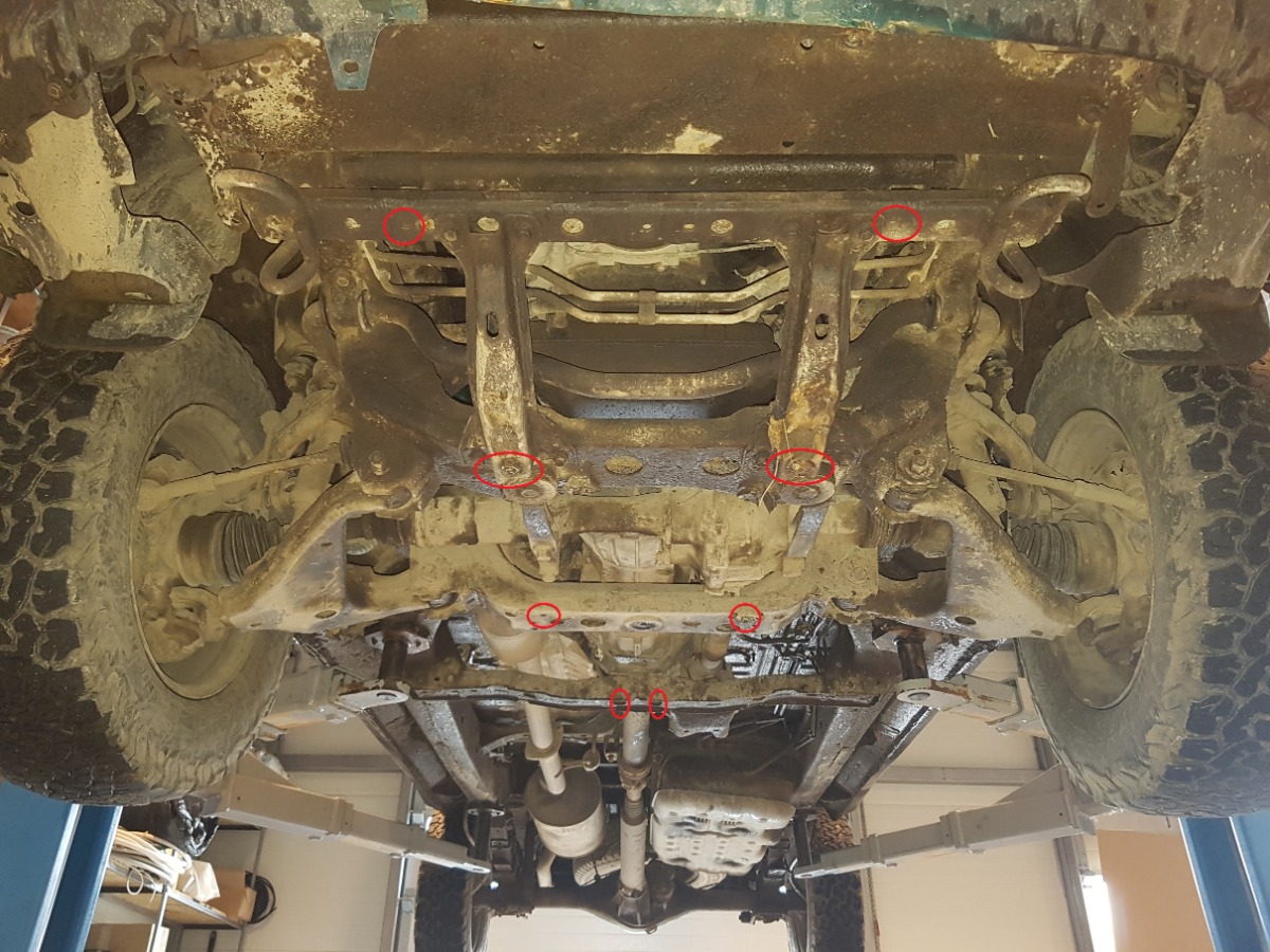 Ocelový kryt olejové vany pro ochranu motoru a chladiče pro Toyota Hilux 2004 - 2015, všechny motory