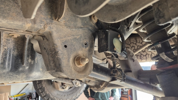 Scut de protecție din aluminiu pentru senzorul brațului de suspensie spate Ford Ranger Raptor 6